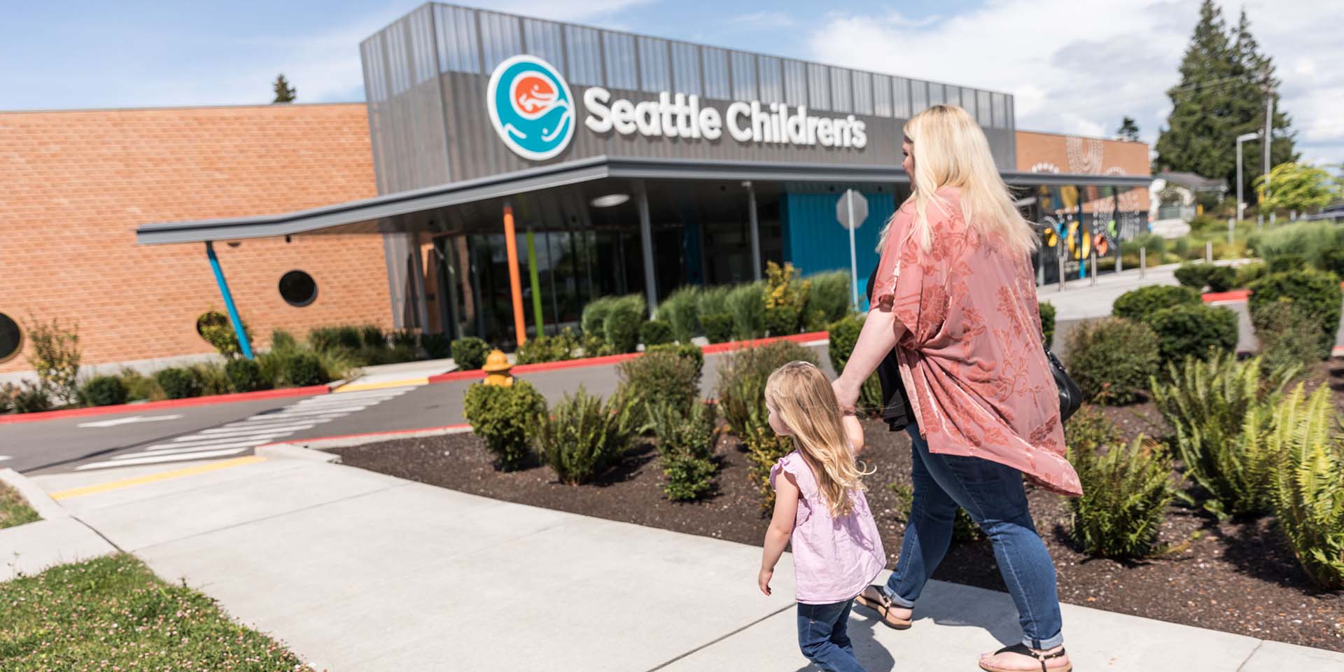 A mother and daughter walk to Urgent Care at Seattle Children's North Clinic.